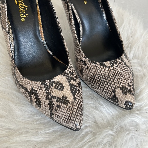 Gorgeous sexy classic snakeskin pattern heels by Candie’s - Picture 4 of 7